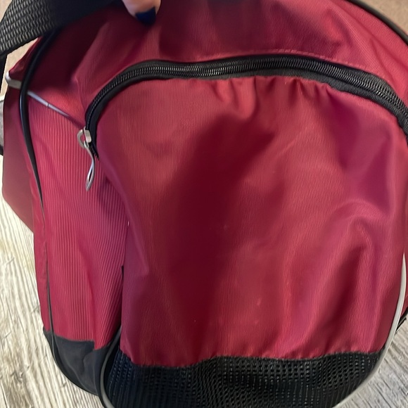 Nike Duffle Bag 1 zipper tab broke but still works fine - Picture 7 of 13